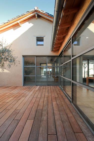 Rénovation complète d'une ferme avec création de piscine par l'Atelier S, architecte basé à Toulouse : le patio créé pour faire entrer la lumière dans la cuisine et pour connecter la maison existante  et le salon créé dans l'ancien chaix