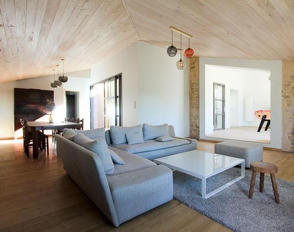 Rénovation complète d'une ferme avec création de piscine par l'Atelier S, architecte basé à Toulouse : le salon créé dans l'ancien chaix