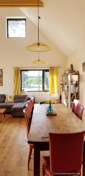 Maison ossature bois & jardin d'hiver : double hauteur & volume généreux dans la pièce de vie