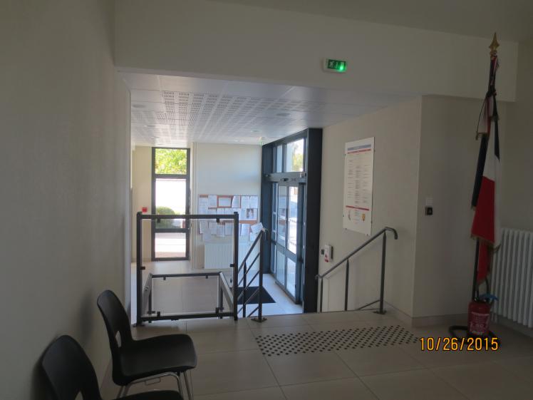 Vue vers l'entrée principale