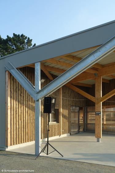 La façade se creuse et marque l'entrée de la Halle sportive 