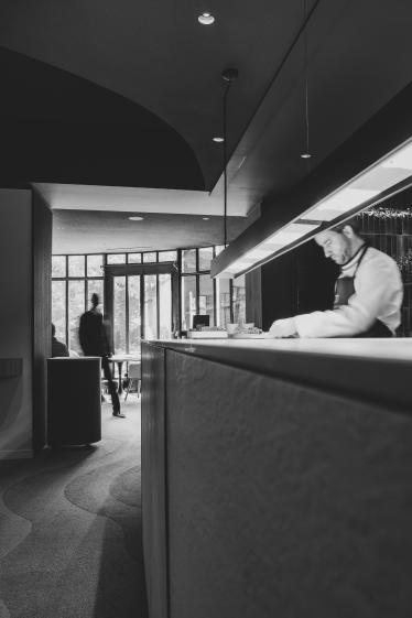 intérieur restaurant gastronomique - reims champagne - vue sur chef 