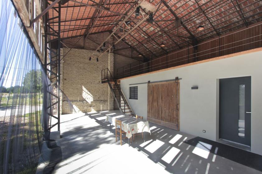 Transformation d'un hangar en maison : terrasse couverte
