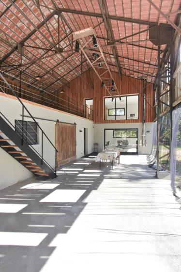 Transformation d'un hangar en maison : vue de la terrasse couverte
