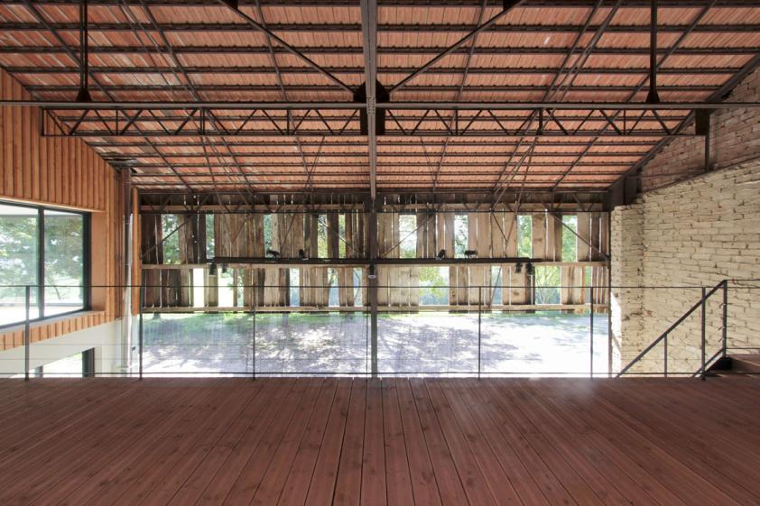 Transformation d'un hangar en maison : vue depuis la terrasse supérieure