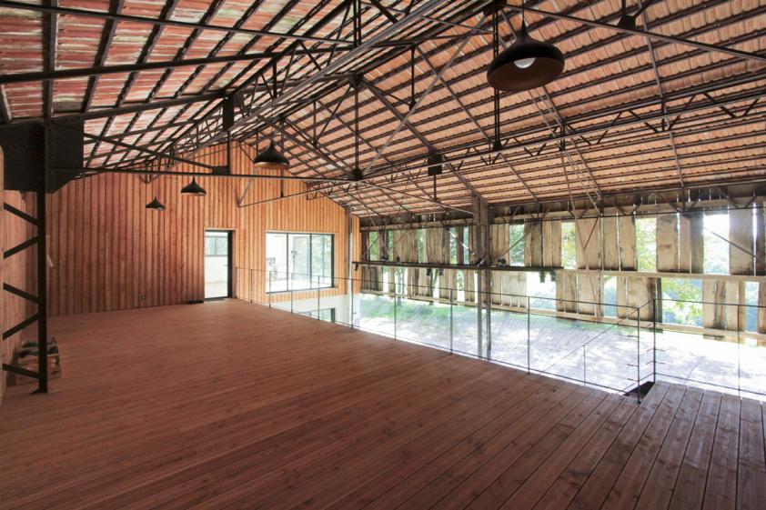 Transformation d'un hangar en maison : vue de la terrasse supérieure