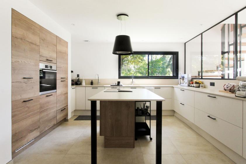 Transformation d'un hangar en maison : vue de la cuisine