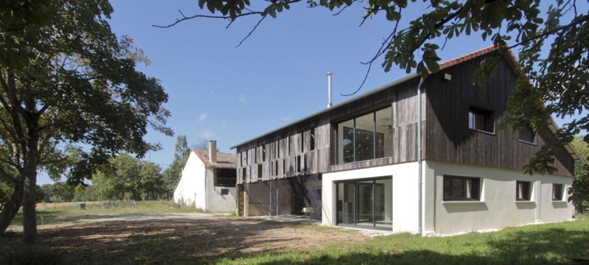 Transformation d'un hangar en maison : vue de la facade principale