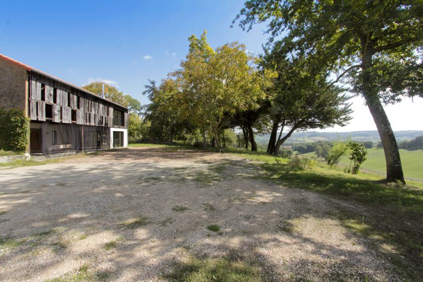 Transformation d'un hangar en maison : vue de la facade principale face au paysage