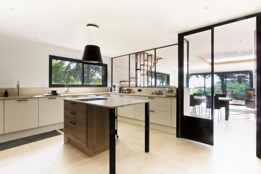 Transformation d'un hangar en maison : vue de la cuisine avec sa verrière
