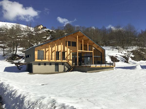 Construction d'un châlet contemporain dans les pyrénées par l'atelier S architecte à Toulouse  : vue de la façade principale avec sa coursive