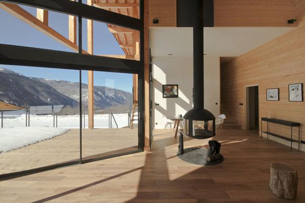 Construction d'un châlet contemporain dans les pyrénées par l'atelier S architecte à Toulouse  : intérieur avec poêle suspendu Focus