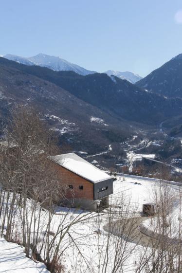 Construction d'un châlet contemporain dans les pyrénées par l'atelier S architecte à Toulouse  :  vue sur la vallée