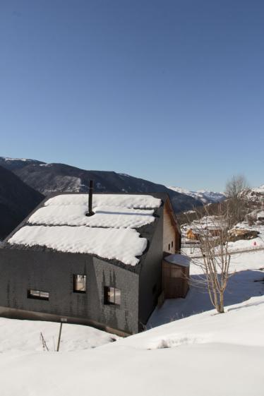 Construction d'un châlet contemporain dans les pyrénées par l'atelier S architecte à Toulouse  : façade en ardoise avec géométrie originale
