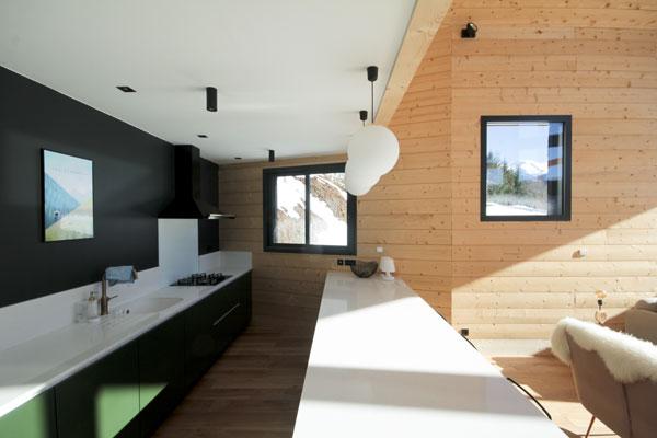 Construction d'un châlet contemporain dans les pyrénées par l'atelier S architecte à Toulouse  : la cuisine