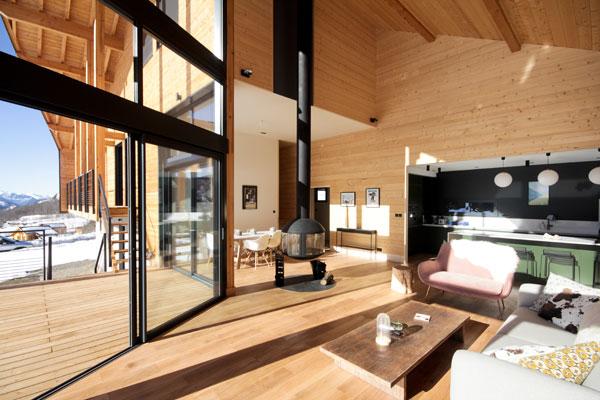 Construction d'un châlet contemporain dans les pyrénées par l'atelier S architecte à Toulouse  :  intérieur avec poêle suspendu