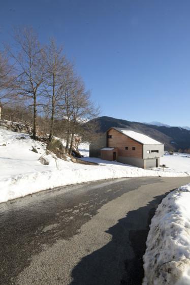 Construction d'un châlet contemporain dans les pyrénées par l'atelier S architecte à Toulouse  : vue de la façade nord