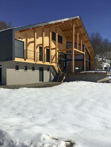 Construction d'un châlet contemporain dans les pyrénées par l'atelier S architecte à Toulouse  :  façade sud avec coursive et ossature bois apparente