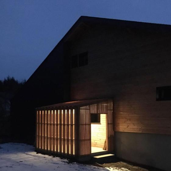 Construction d'un châlet contemporain dans les pyrénées par l'atelier S architecte à Toulouse  : entrée abritée avec effet "signal lumineux" pour les courtes journées d'hiver.