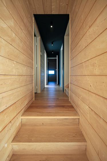 Construction d'un châlet contemporain dans les pyrénées par l'atelier S architecte à Toulouse  : le couloir qui distribue les chambres