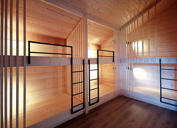 Construction d'un châlet contemporain dans les pyrénées par l'atelier S architecte à Toulouse  : le dortoir à l'étage avec ses lits superposés conçus et réalisés sur mesures