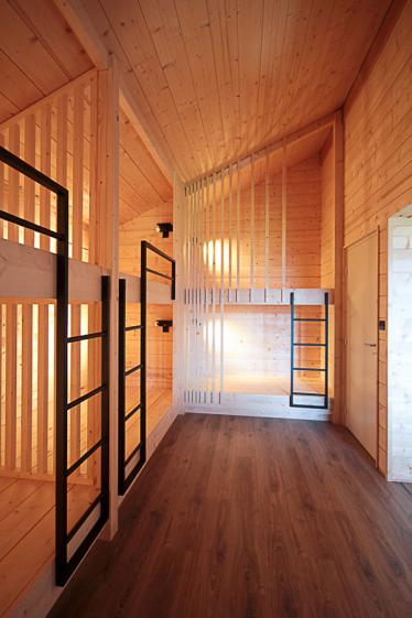 Construction d'un châlet contemporain dans les pyrénées par l'atelier S architecte à Toulouse  : le dortoir avec ses lits superposés conçus et réalisés sur mesures