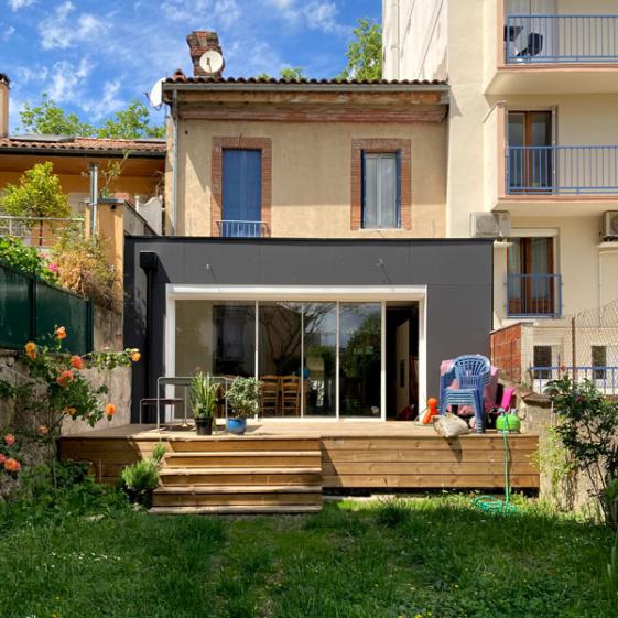 Extension et rénovation d'une maison de ville : vue depuis le jardin, projet par Atelier S architecture, architecte et architecte d'intérieur à Toulouse