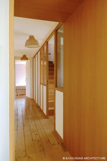 Parquet bois rénové et circulation verticale en second jour