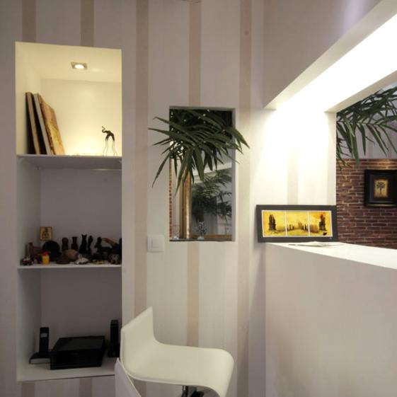 Rénovation totale d'un appartement dans le quartier Compans Cafarelli : détail des niche et caisson lumineux du coin bureau - Projet par l'Atelier S architecte et architecte d'intérieur à Toulouse