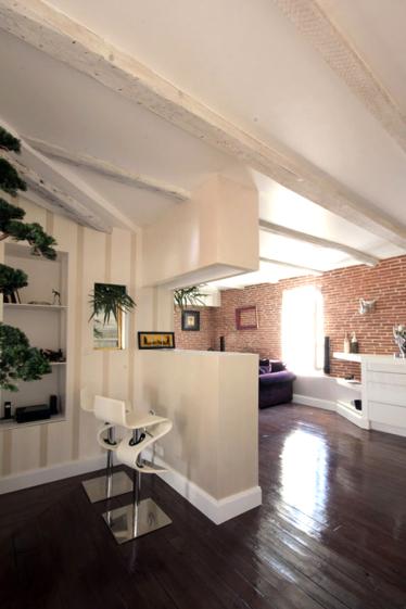 Rénovation totale d'un appartement dans le quartier Compans Cafarelli : le caisson bureau face au salon avec ses briques apparentes - Projet par l'Atelier S architecte et architecte d'intérieur à Toulouse