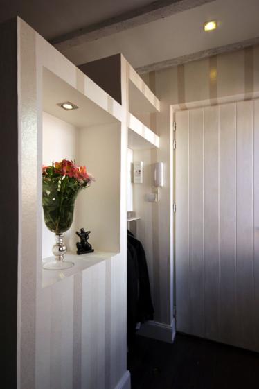 Rénovation totale d'un appartement dans le quartier Compans Cafarelli : cloison meuble séparant l'entrée et la cuisine - Projet par l'Atelier S architecte et architecte d'intérieur à Toulouse