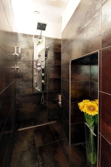 Rénovation totale d'un appartement dans le quartier Compans Cafarelli : salle de bain avec baignoire balneo, douche italienne - Projet par l'Atelier S architecte et architecte d'intérieur à Toulouse