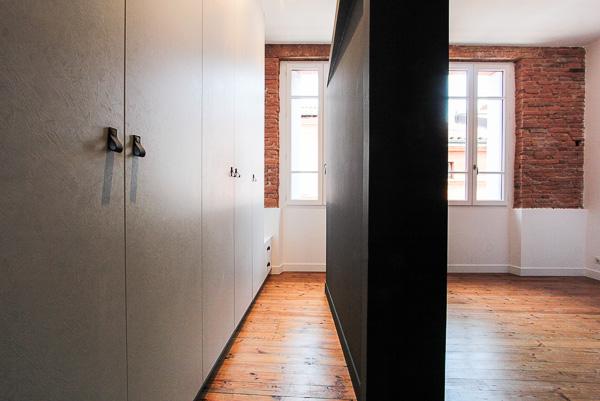 Esprit loft pour cette rénovation d'un appartement dans un immeuble ancien du quartier Les chalets à Toulouse : Cloison tete de lit entre chambre et dressing - projet par l'atelier S architectures, architecte et architecte d'intérieur à Toulouse