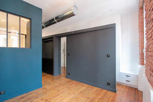 Esprit loft pour cette rénovation d'un appartement dans un immeuble ancien du quartier Les chalets à Toulouse : chamber avec verrière pour la lumière dans la salle de bain - projet par l'atelier S architectures, architecte et architecte d'intérieur à Toulouse