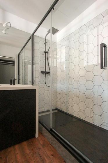 Esprit loft pour cette rénovation d'un appartement dans un immeuble ancien du quartier Les chalets à Toulouse : salle de bain avec grande douche - projet par l'atelier S architectures, architecte et architecte d'intérieur à Toulouse