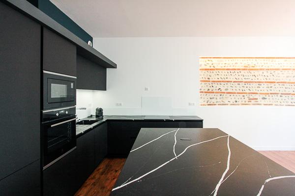 Esprit loft pour cette rénovation d'un appartement dans un immeuble ancien du quartier Les chalets à Toulouse : vue de la cuisine - projet par l'atelier S architectures, architecte et architecte d'intérieur à Toulouse