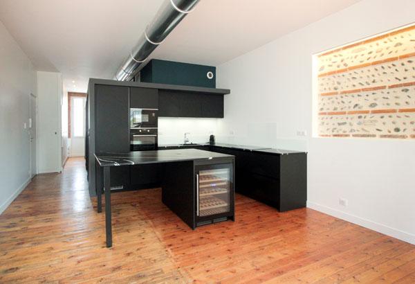 Esprit loft pour cette rénovation d'un appartement dans un immeuble ancien du quartier Les chalets à Toulouse : Ensemble traversant pour luminosité optimale - projet par l'atelier S architectures, architecte et architecte d'intérieur à Toulouse