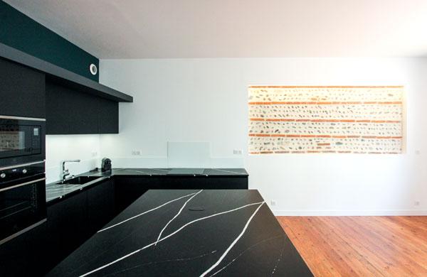 Esprit loft pour cette rénovation d'un appartement dans un immeuble ancien du quartier Les chalets à Toulouse : vue de la cuisine et séjour- projet par l'atelier S architectures, architecte et architecte d'intérieur à Toulouse