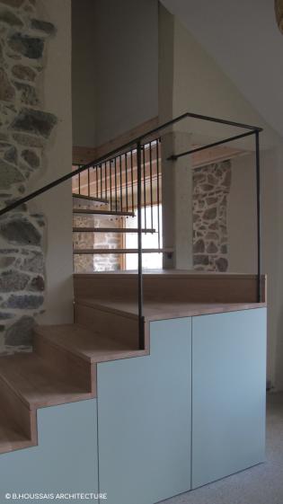 Mobilier escalier : soubassement plein (rangement) et partie haute ajourée et aérienne