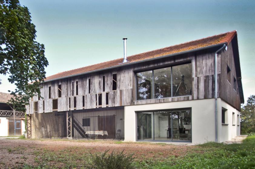 Transformation d'un hangar en maison : vue de la facade principale