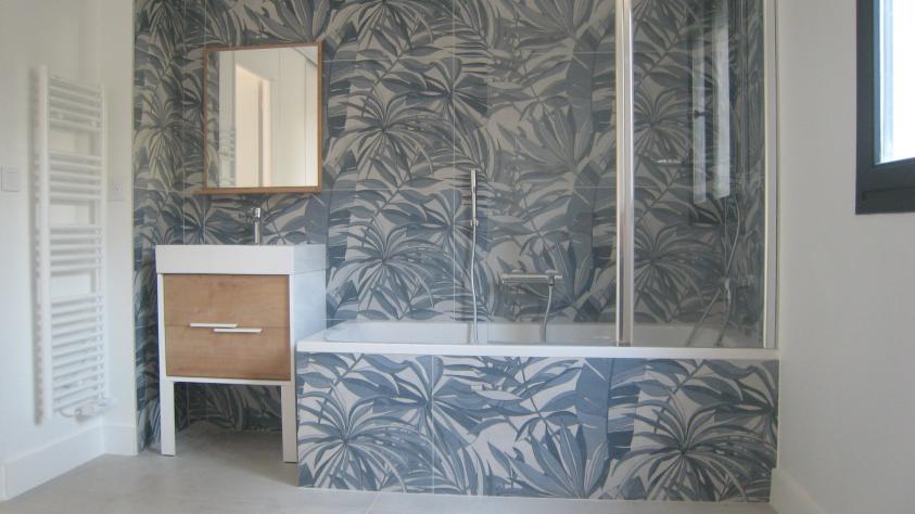 l'espace bain ouvert dans une des chambres