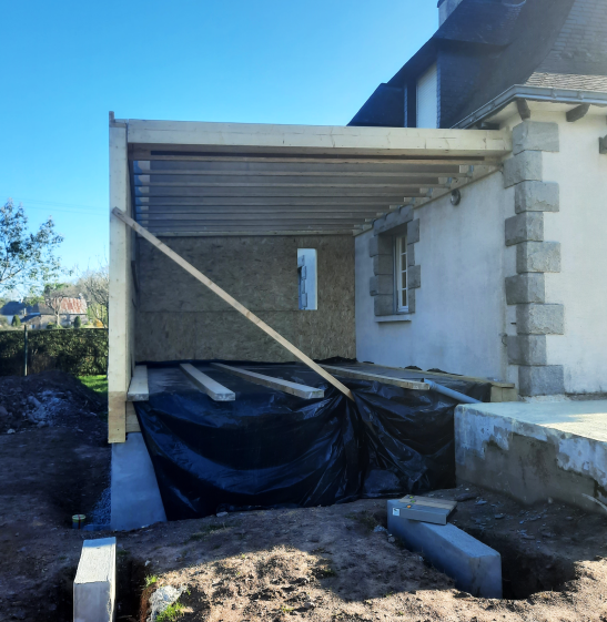 Chantier : extension en ossature bois adaptée au bâti existant.