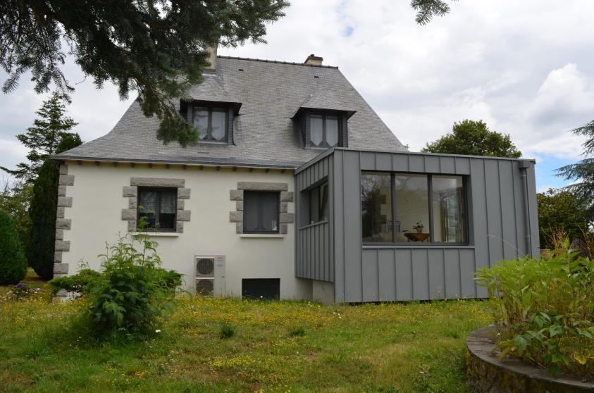 Choix des volumes et matériaux pour une intégration optimale avec la maison existante. 