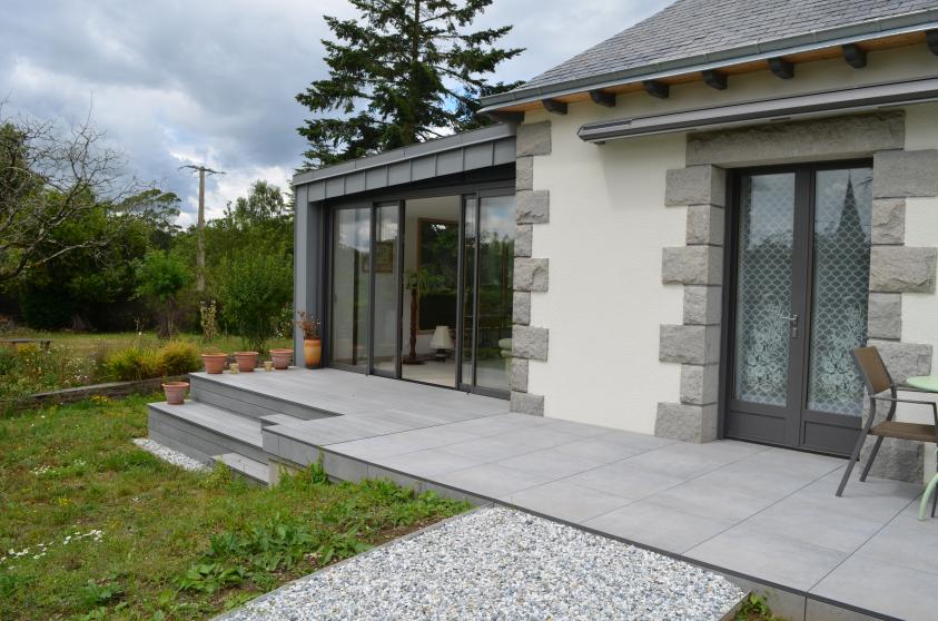 Prolongement de la terrasse existante et création de gradins et escalier. 