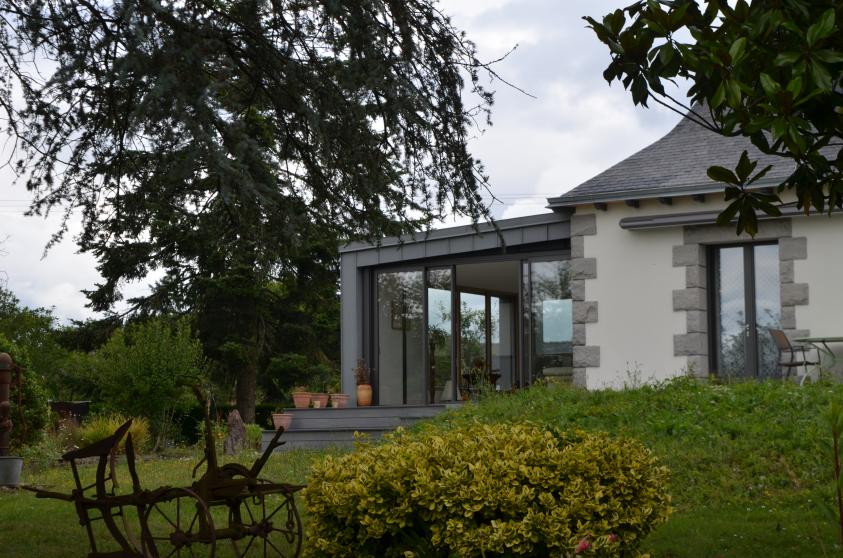 Vue depuis le jardin, aspect léger et travail des transparences. 