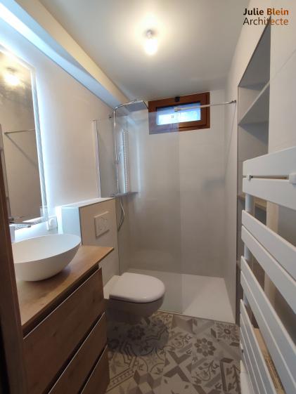 Salle d'eau : douche italienne, carreaux ciment, meuble vasque