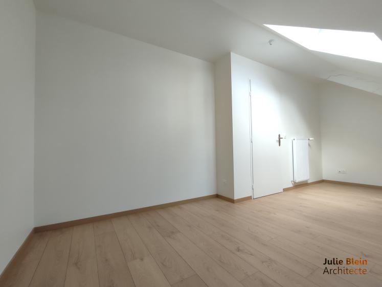 chambre : parquet bois, fenetre de toit