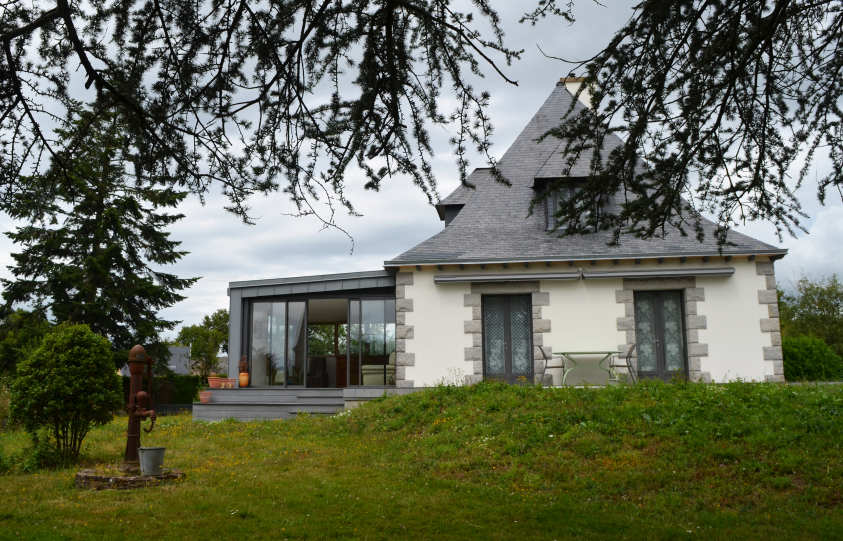 Vue sud de l'extension adossée à la maison néo-bretonne existante.