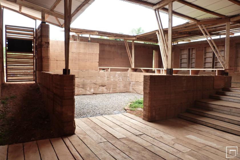 Intérieur de la bibliothèque en pisé, ouvert sur le patio
