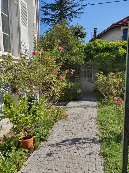Allée pavée de granit